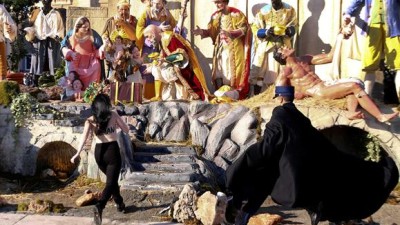Feminista tentou hoje tirar a figura do menino Jesus do presépio do Vaticano
