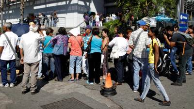 Filas à portas dos supermercados depois de Governo decretar descida de preços