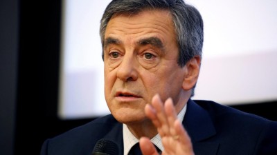 Fillon terá recebido fatos à medida de alfaiate de luxo no valor de 48.500 euros