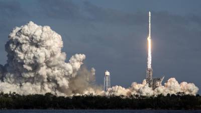 Foguetão Falcon Heavy descolou para viagem de teste com carro a bordo