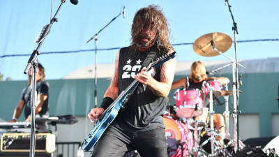 Foo Fighters deram concerto surpresa em parque de estacionamento