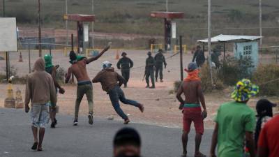 Forças venezuelanas e manifestantes envolvem-se em confrontos na fronteira com Brasil