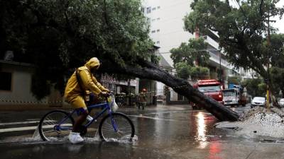 Forte chuva provoca dois mortos em São Paulo e bloqueia acessos a outras cidades