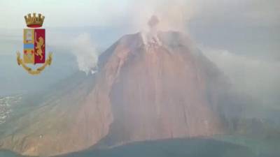 Forte erupção vulcânica do Stromboli provoca um morto