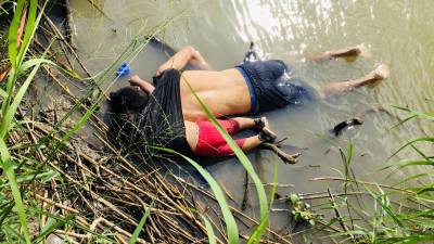 Foto de pai e filha afogados mostra drama na fronteira México-EUA e gera indignação