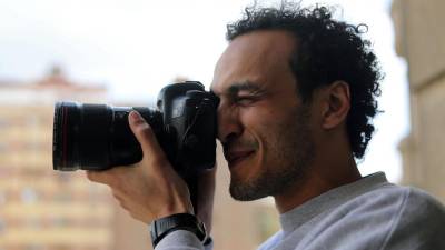 Fotojornalista egípcio Shawkan sai em liberdade após cinco anos de prisão