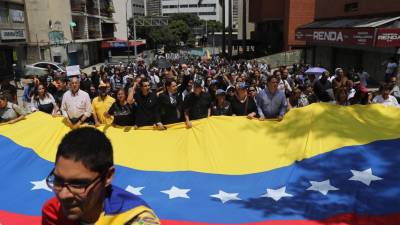 França chama embaixador da Venezuela em Paris após morte de opositor