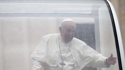 Francisco transporta oito crianças refugiadas no ‘papamóvel’ no Vaticano