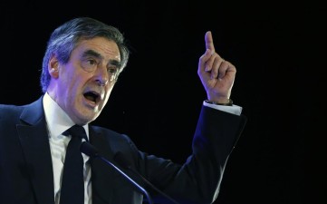 François Fillon diz ser alvo de manipulação e mantém candidatura ao Eliseu