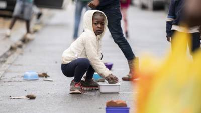África do Sul retoma economia, com confusão nas escolas e filas nas lojas
