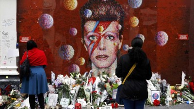 Fãs juntam-se no bairro londrino de Brixton para homenagear David Bowie