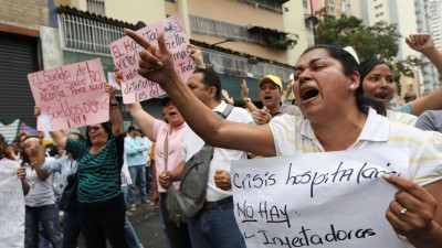 Fundação católica diz que famílias na Venezuela já têm de procurar comida no lixo