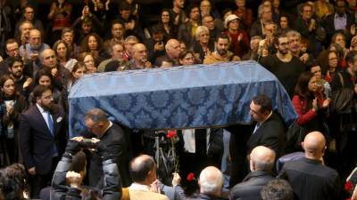 Funeral de José Mário Branco com palmas, música, emoção e um trajecto de silêncio