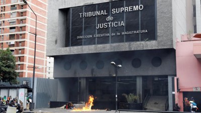 Gabinete do Supremo Tribunal e sucursal de banco incendiados em Caracas