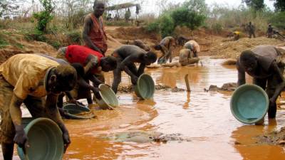 Garimpeiros ilegais de pedras preciosas financiam homens armados em Moçambique