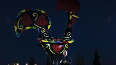 Gigante Galo de Barcelos ilumina-se junto ao Tejo antes de voar para a China