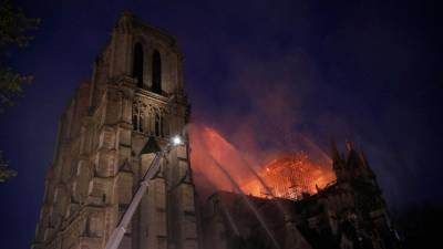 Governo admite possibilidade de não se conseguir salvar a catedral de Notre-Dame