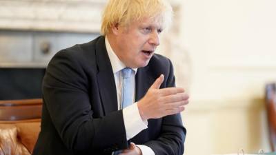 Governo britânico abandona planos de reabertura total das escolas