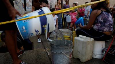 Governo da Venezuela apela à população para poupar e armazenar água