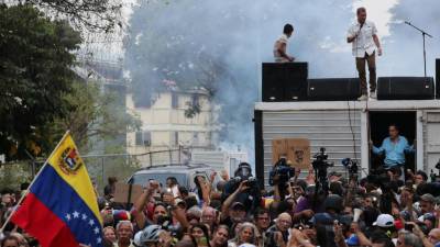 Governo dispersa manifestantes em Caracas com gás lacrimogéneo