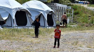 Governo grego defende plano para desalojar mais de 11 mil refugiados