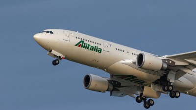 Governo italiano nomeia três administradores e empresta 600 ME à Alitalia