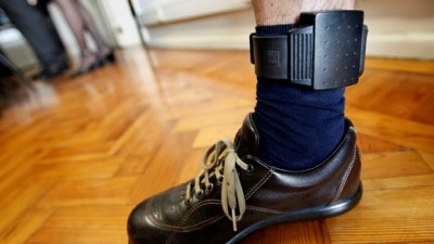 Governo polaco propõe pulseira electrónica para quem não paga pensão de alimentos