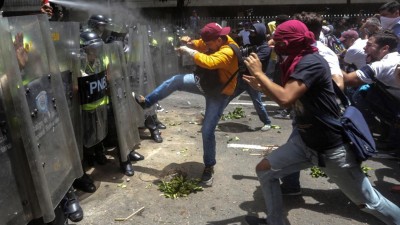 Governo venezuelano diz que não é ditadura e acusa Parlamento de ter enlouquecido
