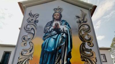 ‘Graffiter’ Sérgio Odeith pintou painel religioso na igreja matriz de Oleiros