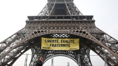 Greenpeace coloca na Torre Eiffel uma faixa contra a Frente Nacional