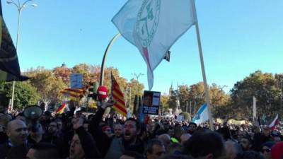 Greve de taxistas espanhóis contra licenças para Uber e Cabify ganha dimensão nacional