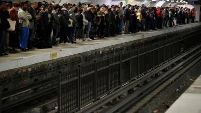 Greve de transportes públicos paralisa Paris