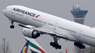Greve na Air France leva a cancelamento de 25% dos voos na terça-feira