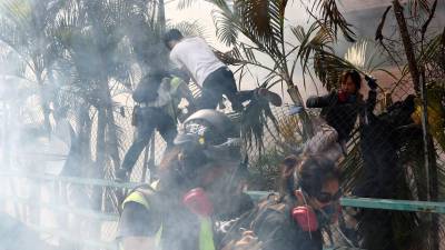 Gás lacrimogéneo e balas de borracha travam fuga dos manifestantes em Hong Kong