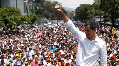 Guaidó pede manifestação pacífica frente a bases militares no sábado