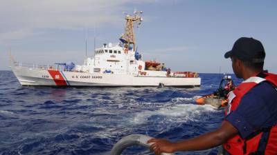 Guarda costeira filipina procura 14 pessoas após colisão entre navio e barco pesqueiro