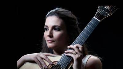 Guitarrista Marta Pereira da Costa estreia dois originais no concerto deste sábado