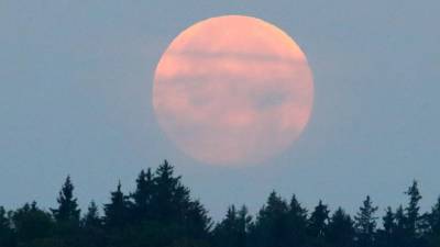 Há água gelada na superfície da Lua