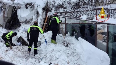 Há seis pessoas vivas debaixo da neve no hotel soterrado em Itália
