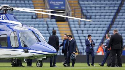 Helicóptero do dono do Leicester cai e incendeia-se junto ao estádio