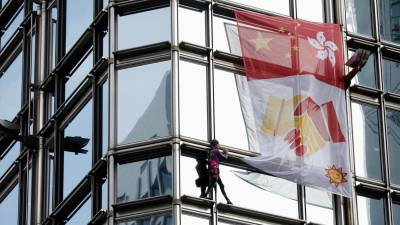 ‘Homem-aranha’ francês sobe a arranha-céu em Hong Kong em apelo à paz