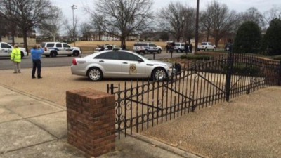 Homem armado faz reféns em agência bancária no campus da Universidade do Alabama