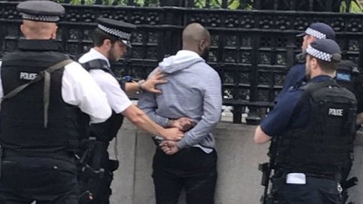 Homem detido junto ao parlamento britânico por suspeita de estar armado
