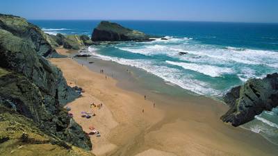 Homem e mulher ingleses morrem vítimas de afogamento na Zambujeira do Mar