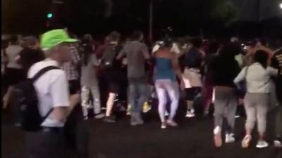 Homem morto a tiro por polícia gera confrontos em Chicago, Estados Unidos