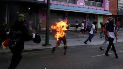 Homem queimado vivo durante protesto da oposição venezuelana
