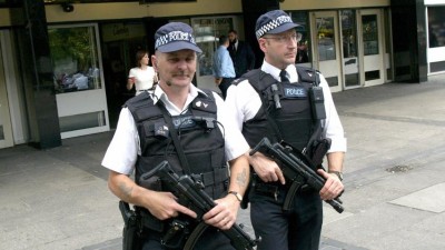 Homens em motos fazem cinco ataques com ácido em 90 minutos em Londres