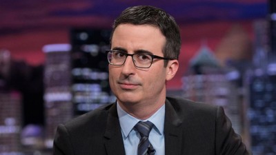 Humorista John Oliver faz anúncios televisivos para educar Donald Trump
