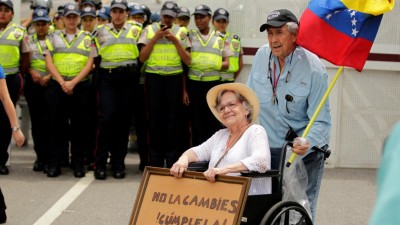 Idosos manifestaram-se em Caracas pró e contra a Assembleia Constituinte