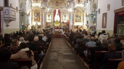 Igreja Matriz do Caniço cheia para homenagear vítimas do acidente do autocarro